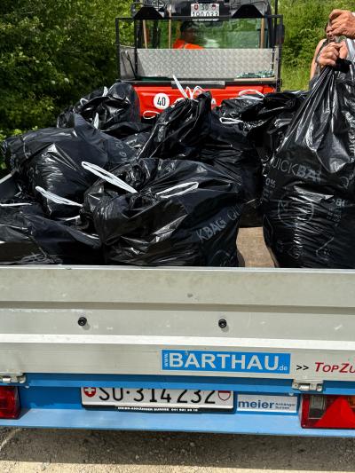 Anhänger mit gefüllten Säcken